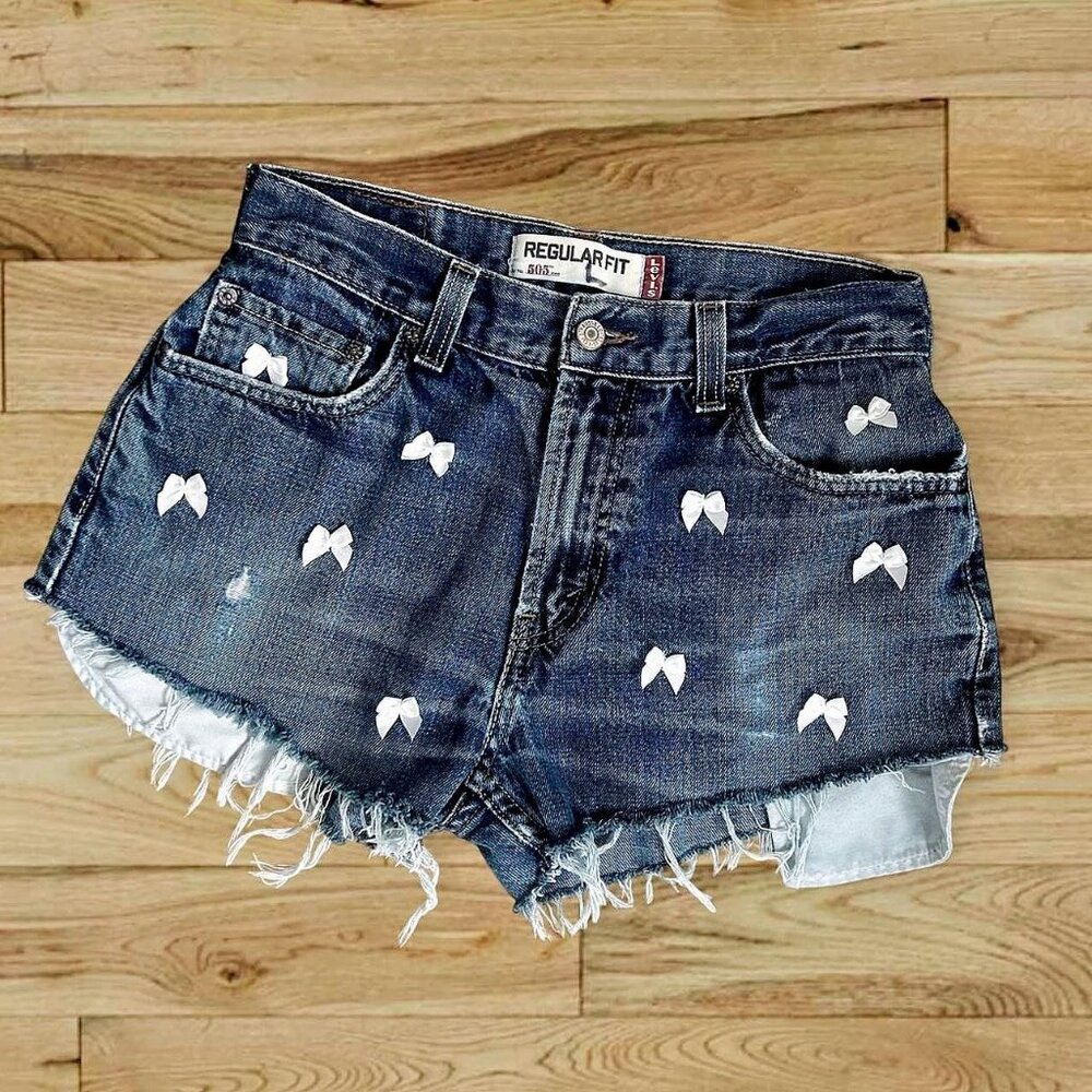 Levi’s coquette bow embellishment blue denim shorts 🥥 MODIFIED WAIST